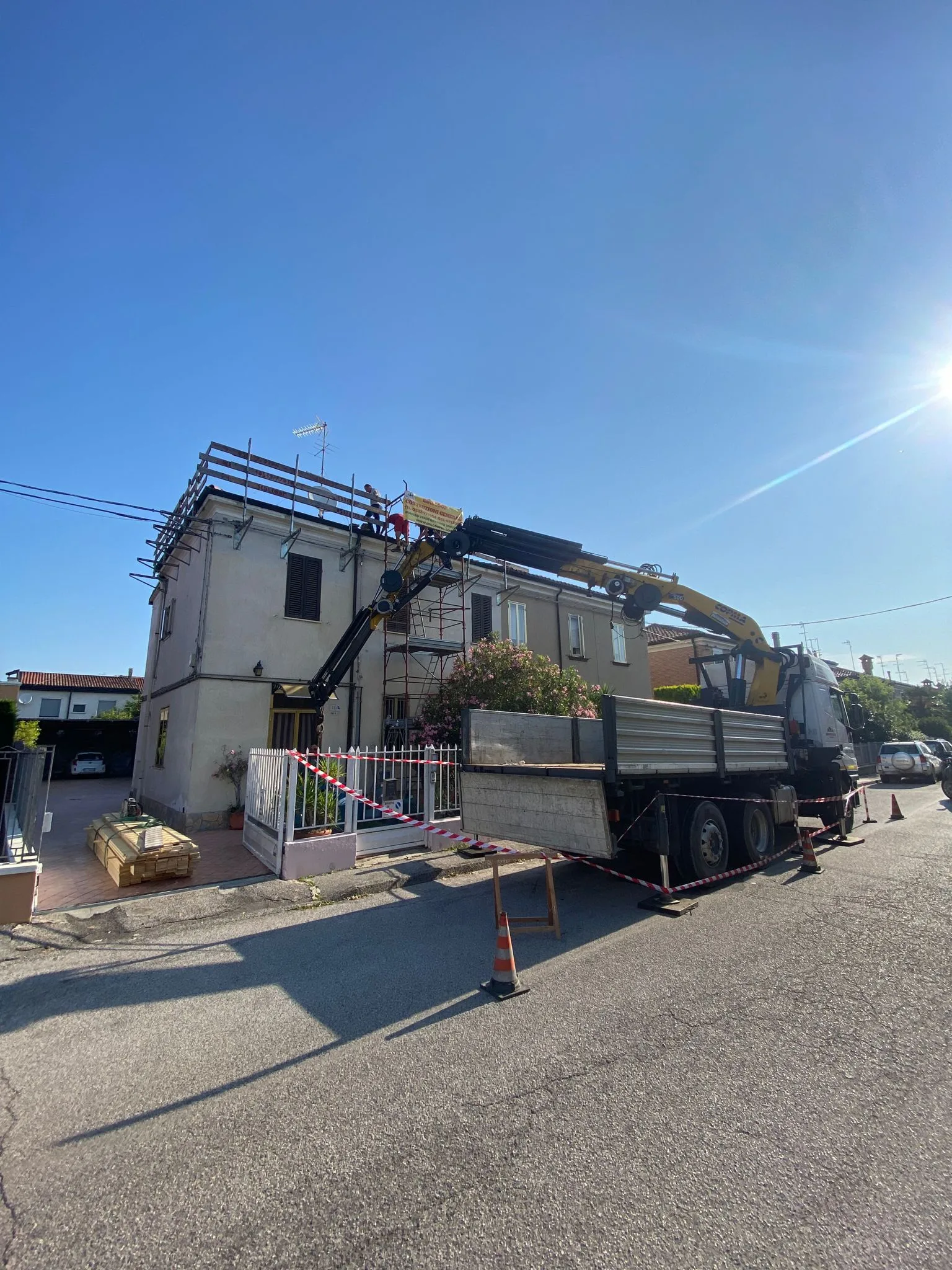 Il team Tetto Italia con attrezzature professionali in cantiere