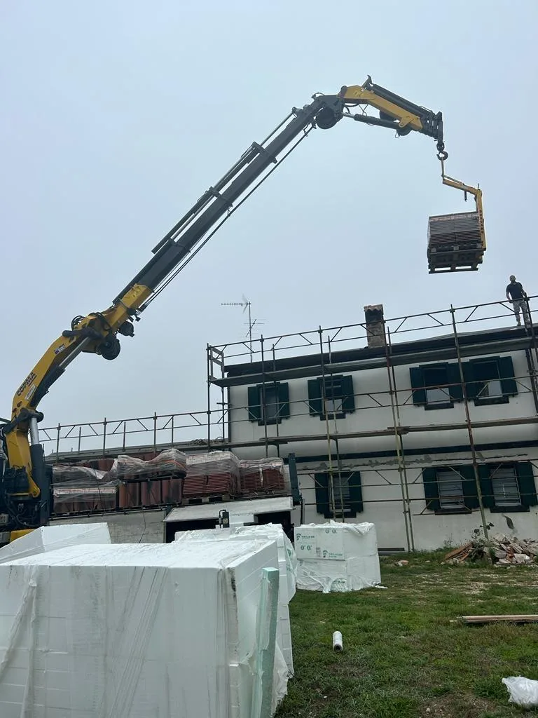 Gru per trasporto materiali in cantiere