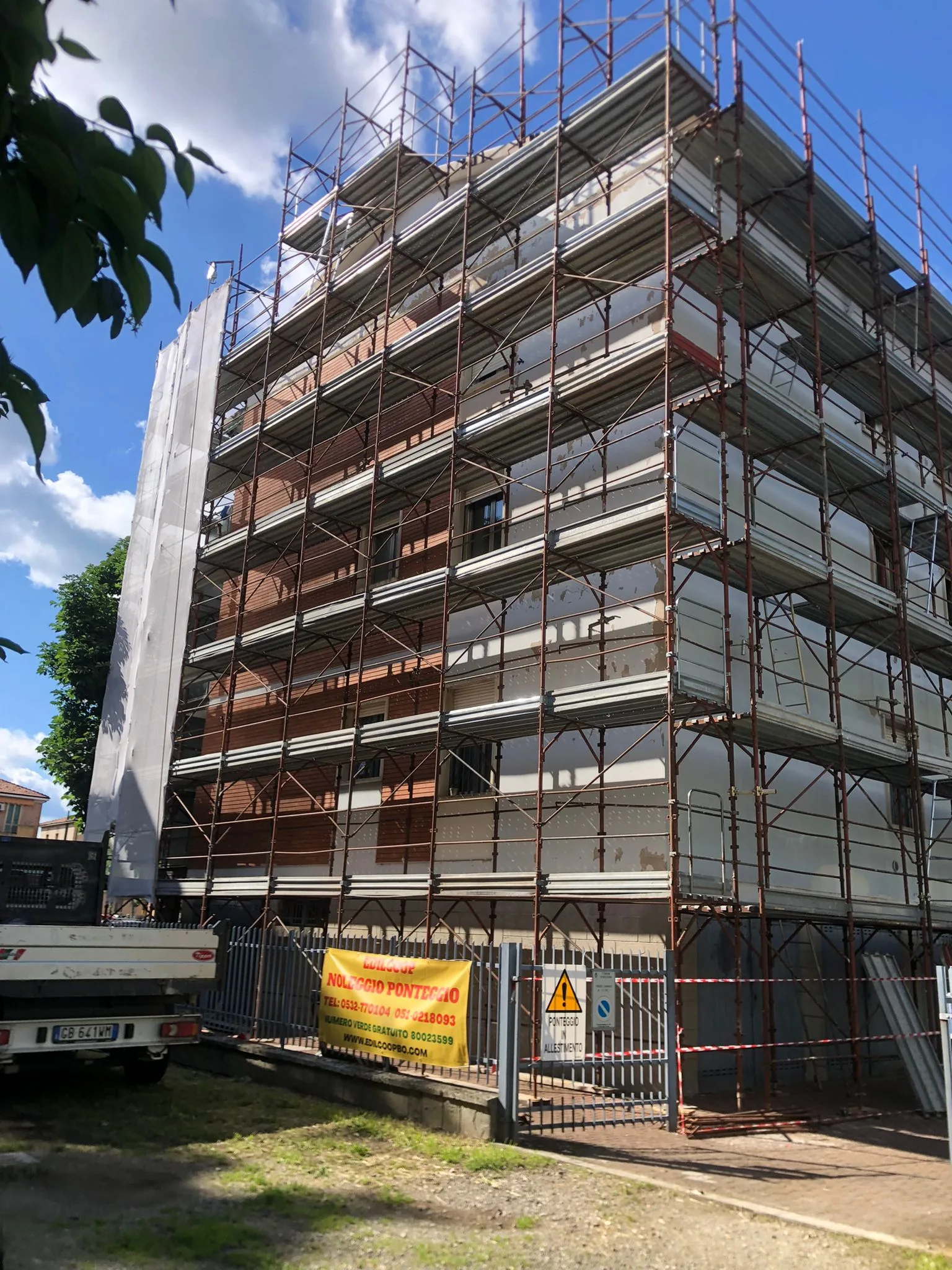 Ponteggi professionali su condominio in Emilia-Romagna