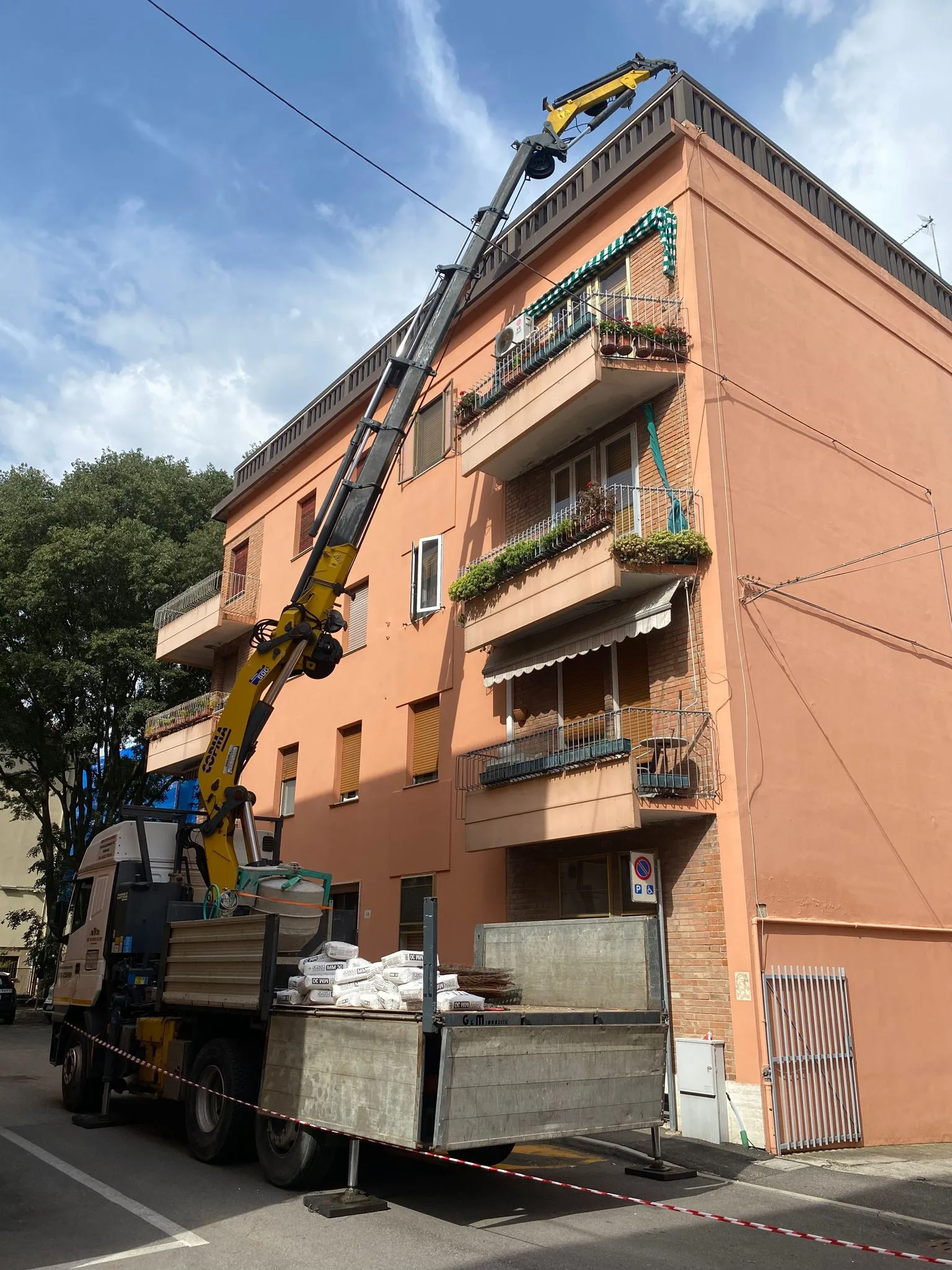 Squadra Tetto Italia al lavoro su cantiere in Emilia-Romagna
