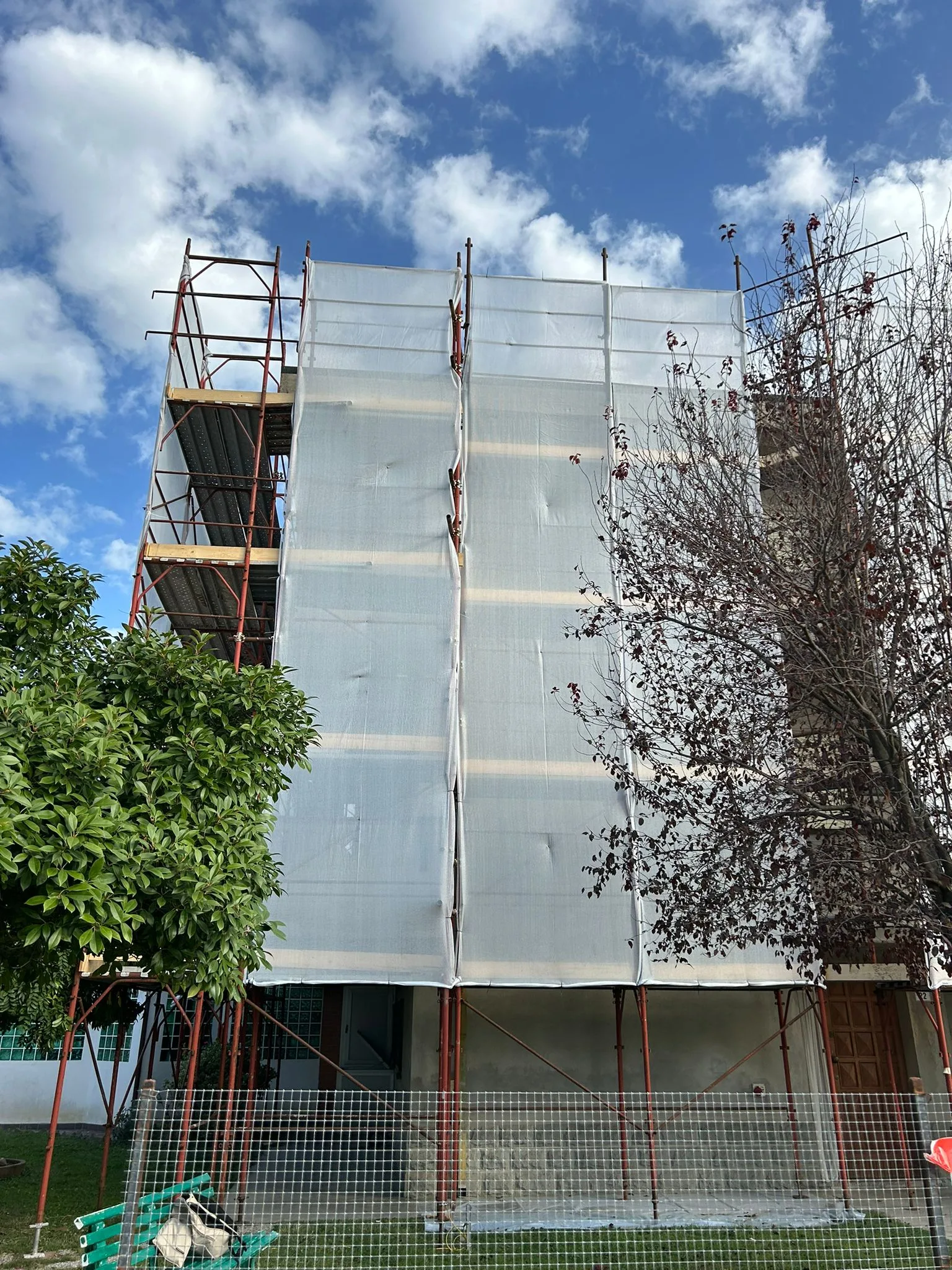 Ponteggi professionali su cantiere Tetto Italia — copertura in sicurezza