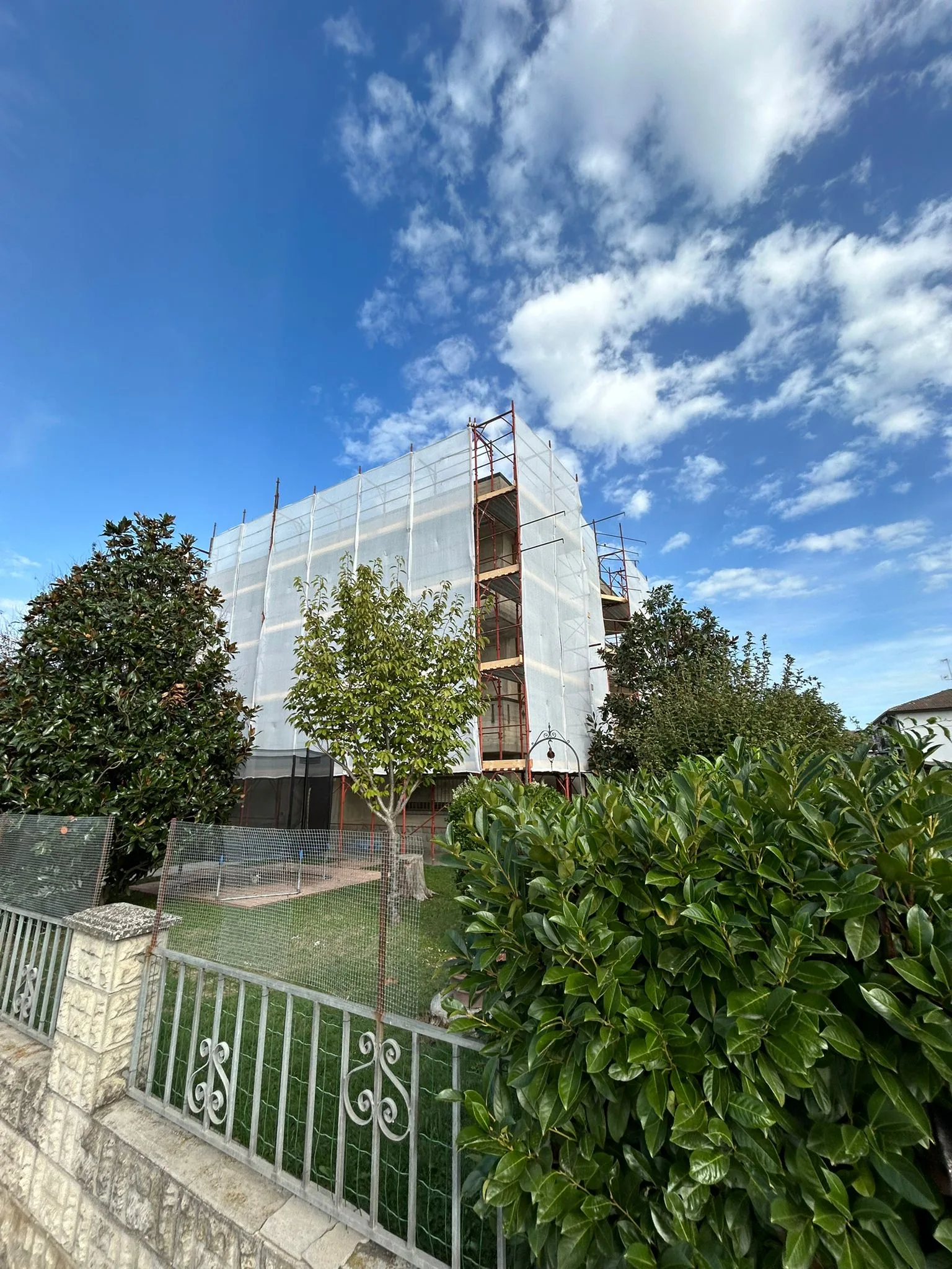 Ponteggi con telo su edificio