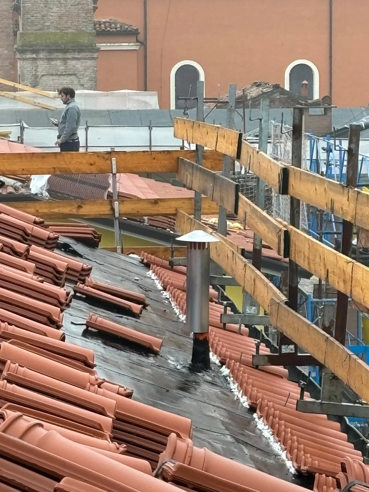 Posa tegole rifacimento tetto Bologna