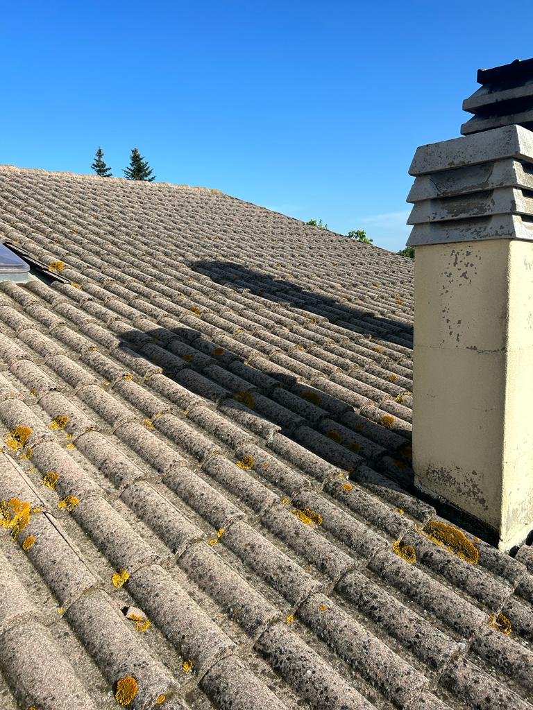 Riparazione tetto con tegole danneggiate — intervento professionale Tetto Italia